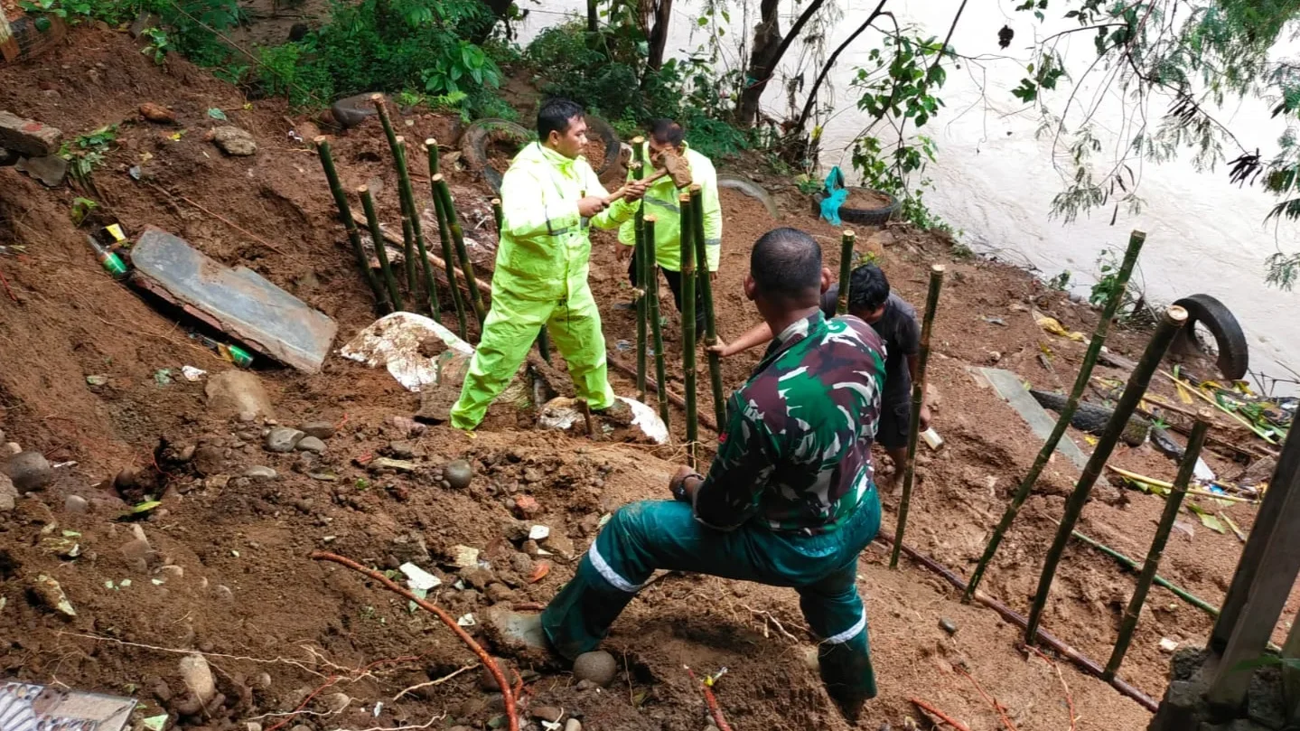 Cegah Longsor, TNI-Polri dan Warga Karangdadap Pekalongan Bangun Tanggul Sungai Kupang