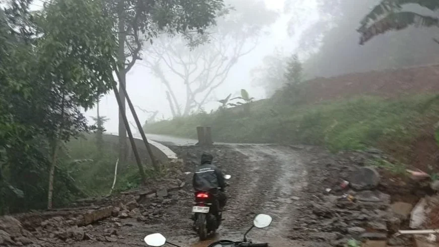 Perbaikan Darurat Jalan Batunyana-Danasari Tegal Usai, Kendaraan Roda 4 Bisa Lewat