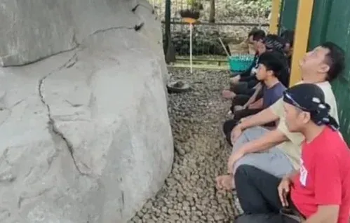 Jejak Leluhur,  Prasasti Batu Tulis Cipaku Purbalingga Masih Tersimpan Misteri