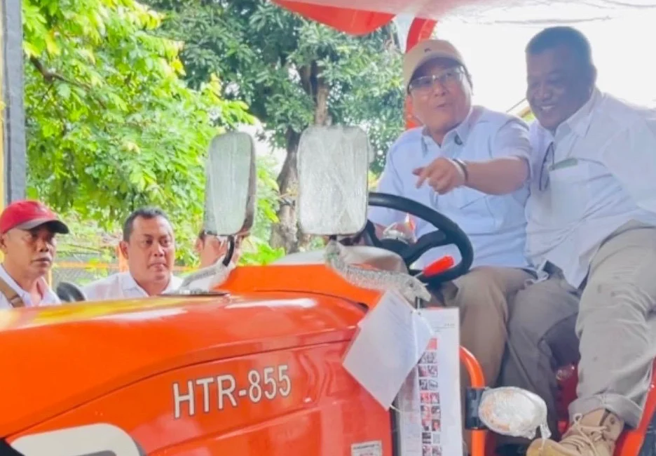 Wakil Ketua DPRD Kabupaten Tegal, Rudi Indrayani Test Drive Traktor Bantuan Presiden Prabowo