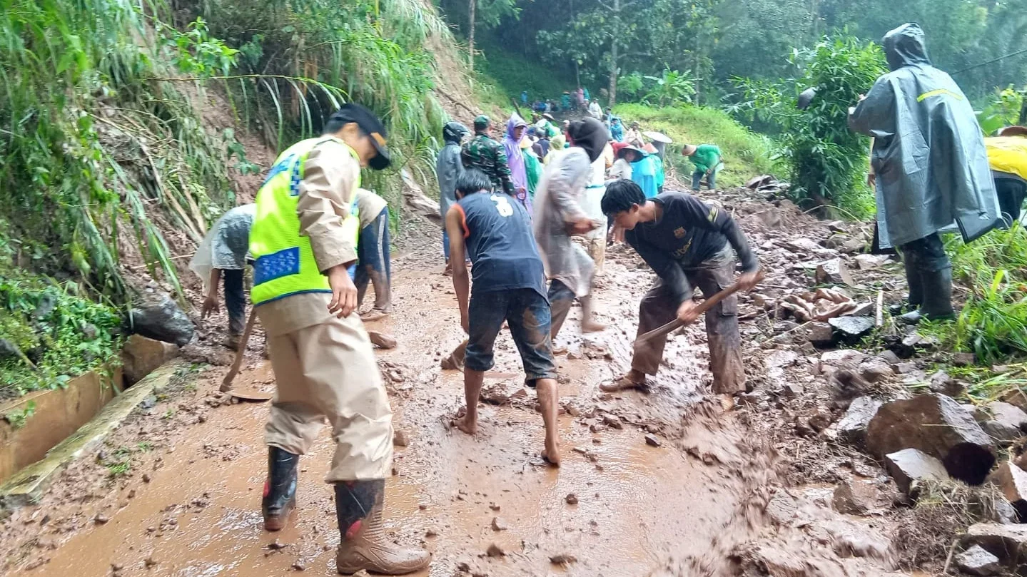 Longsor di Pekalongan, Warga Gotong Royong Buka Akses Jalan