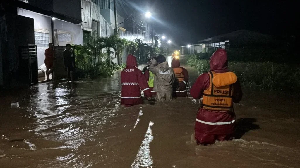 Banjir Pekalongan Setinggi Dada, Aparat Siaga di Galangpengampon