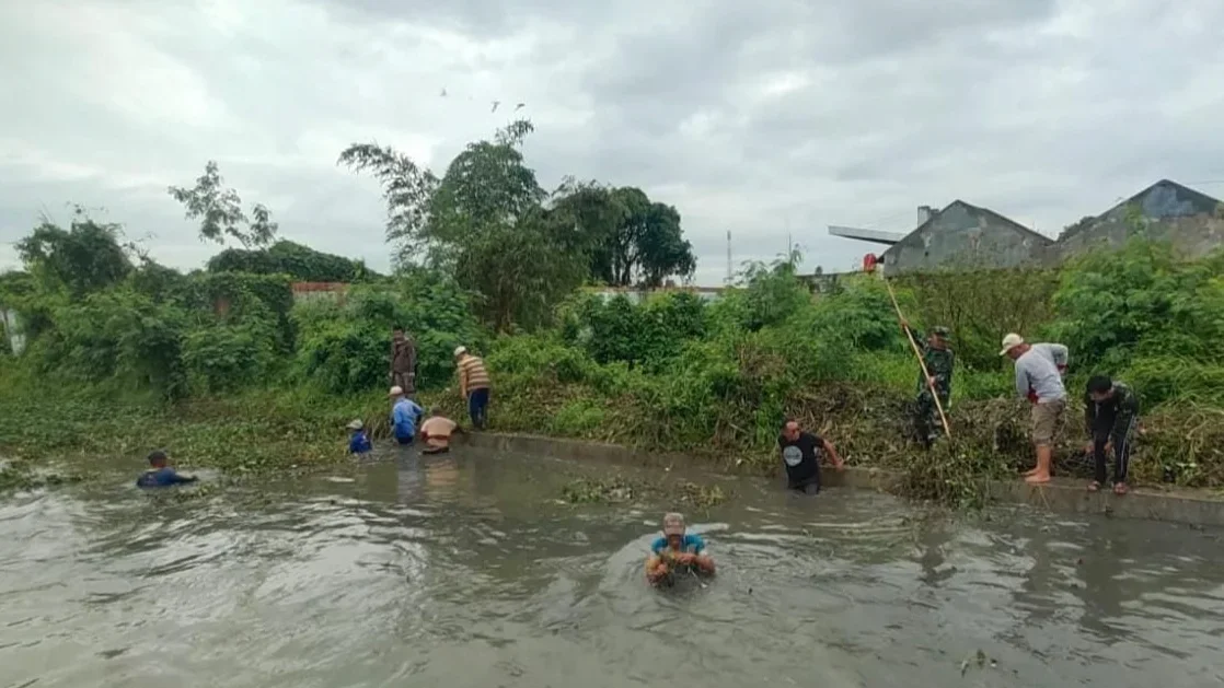 Kolaborasi TNI dan Warga Comal Jaga Sungai Banger Tetap Bersih