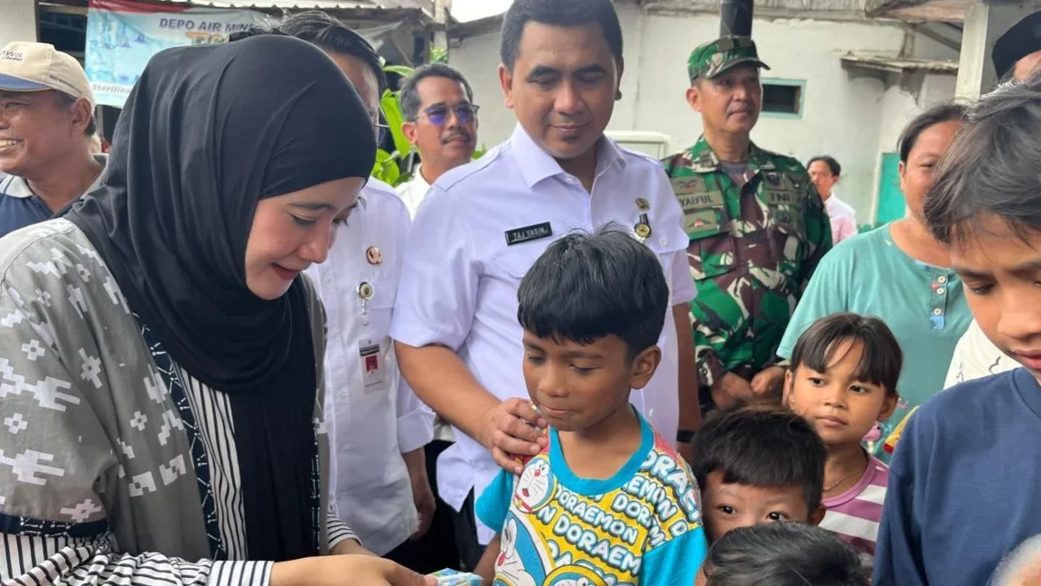 Ning Nawal Bagikan Susu dan Buku untuk Anak Korban Banjir Pati