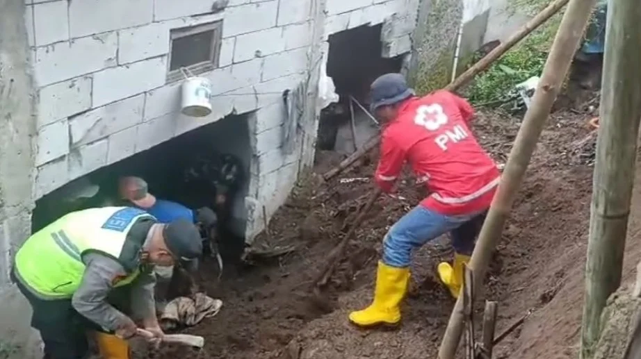 Polsek Jatinegara Kerja Bakti Tangani Longsor di Desa Sumbarang Tegal