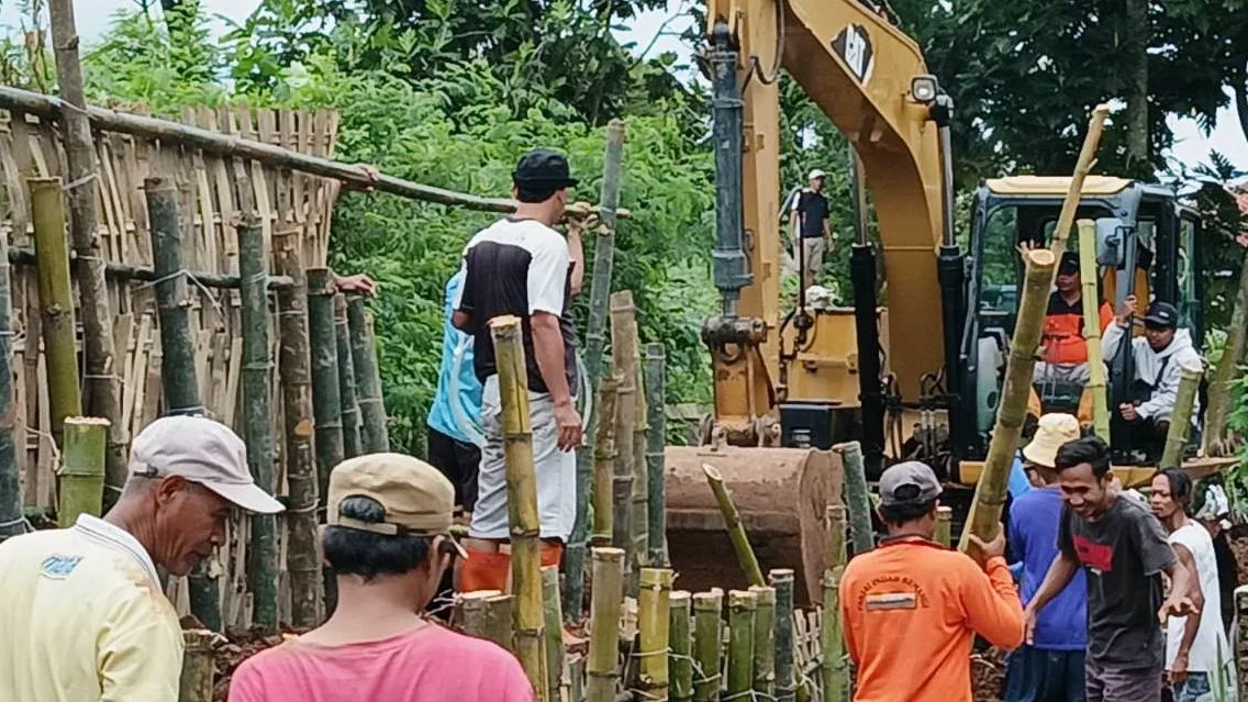 Perkuat Tanggul Kritis Sungai Bodri, Warga di Kendal Pasang Bambu dan Karung Berisi Pasir