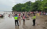 Libur Tahun Baru, Ribuan Warga Padati Pantai Ujungnegoro Batang