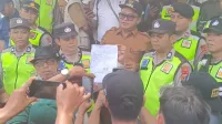 Di Demo Warga, Kades Benda Brebes akhirnya Mundur