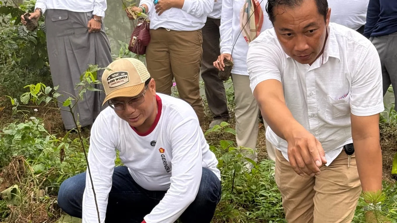 Wakil Ketua DPRD Kabupaten Tegal, Rudi Indrayani menanam pohon di lereng Gunung Slamet wilayah Guci, Kecamatan Bumijawa, Kabupaten Tegal, baru-baru ini. (Dok) 