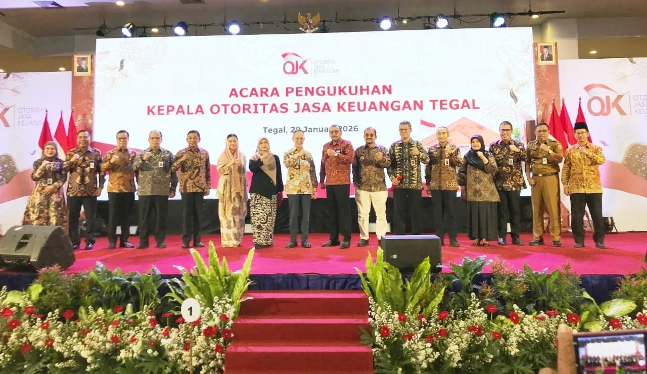 Ketua Dewan Komisioner OJK, Mahendra Siregar, mengukuhkan Kurnia Tri Puspita, sebagai Kepala OJK Tegal di Sebayu Convention Hall, Bahari Inn, Selasa 20 Januari 2026.