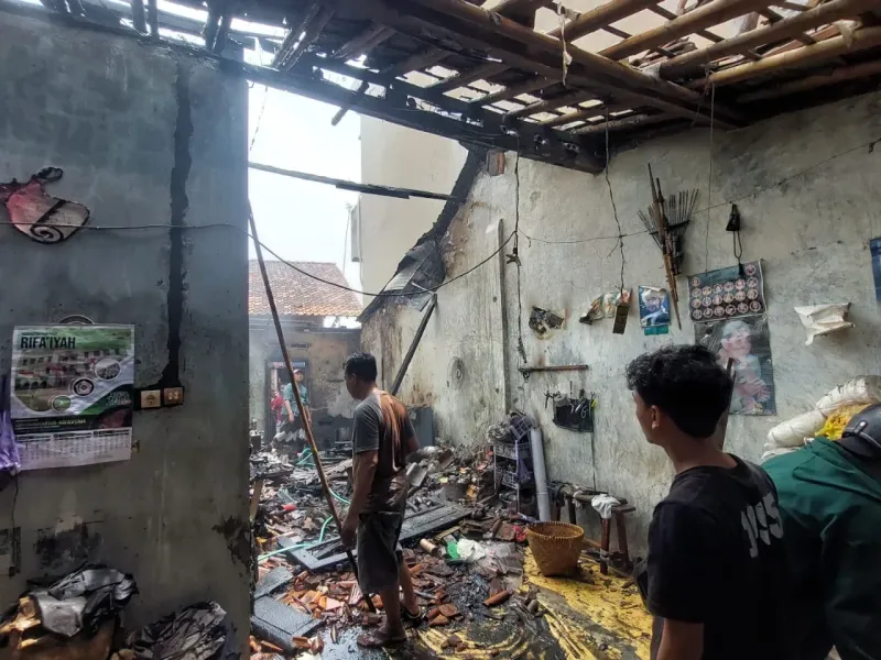 Lupa Matikan Kompor Gas, Dapur Warga Bojong Pekalongan Ludes Terbakar