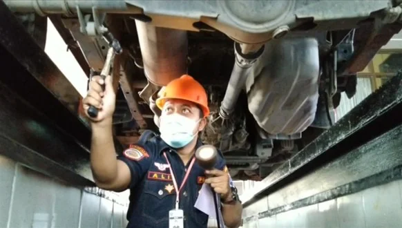 Petugas Dishub Kota Tegal, saat melakukan pengujian kendaraan bermotor pada bagian bawah mobil pikap. Foto : Dok Dishub