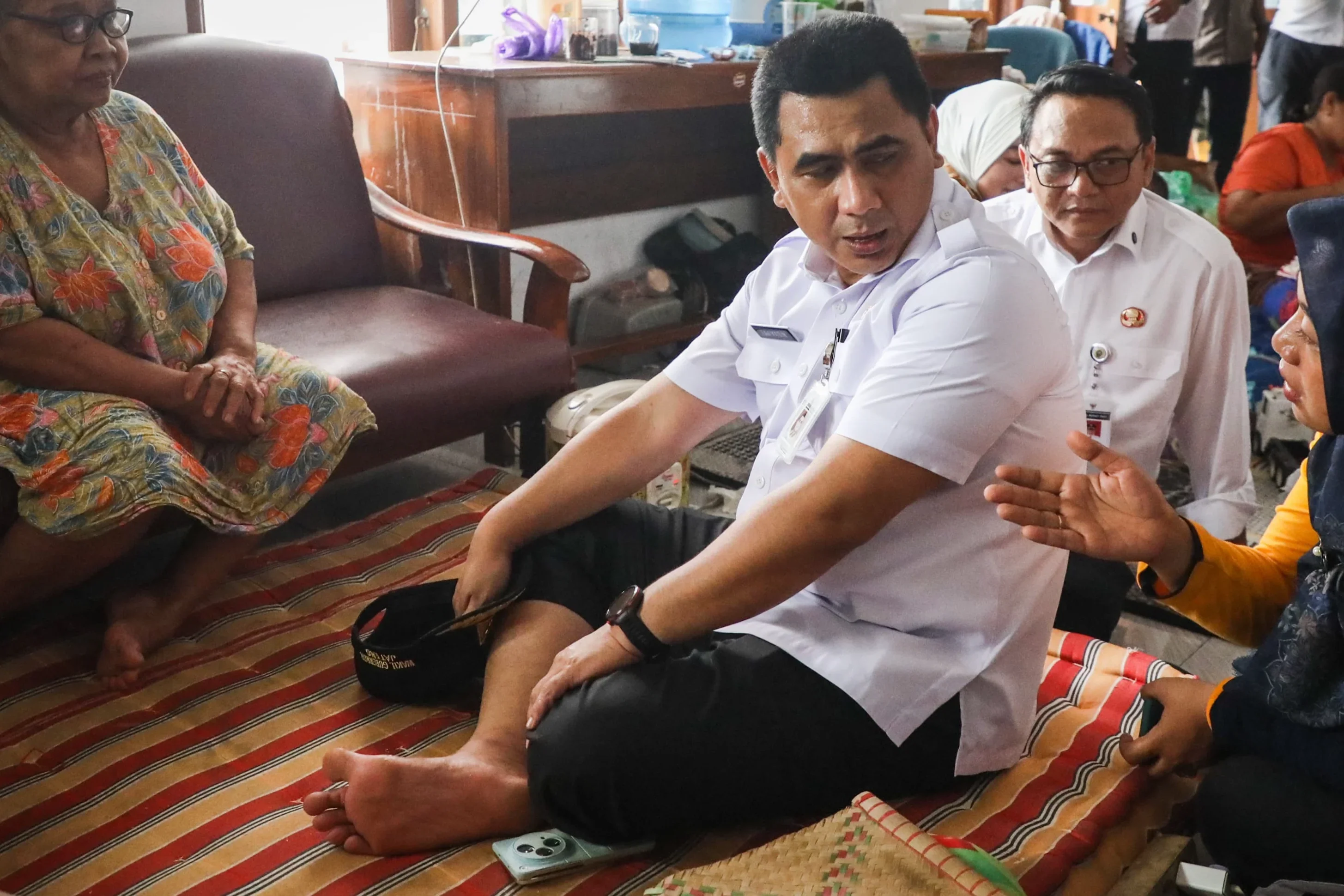 Wagub Jateng Temui Lansia Pengungsi Banjir Pati yang Sempat Jatuh, Minta Supaya Diobatkan