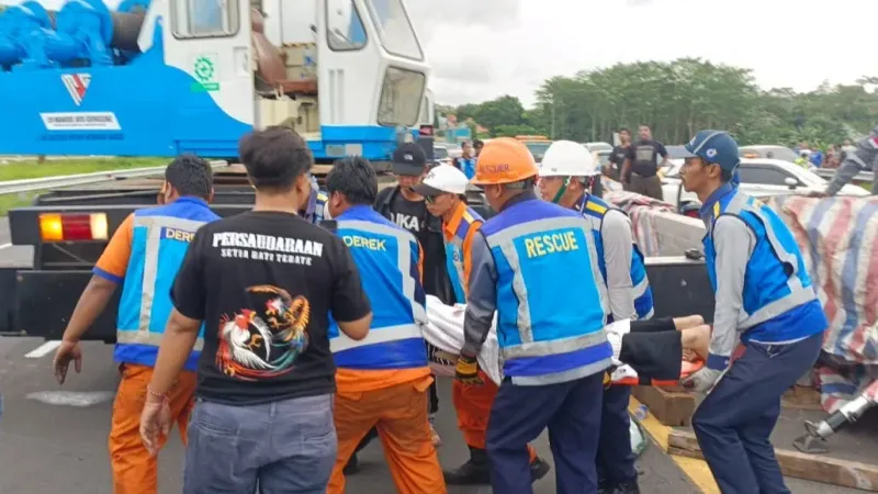Truk Trailer Hilang Kendali di Tol Batang–Semarang Tabrak Dua Mobil, 1 Tewas dan 5 Luka