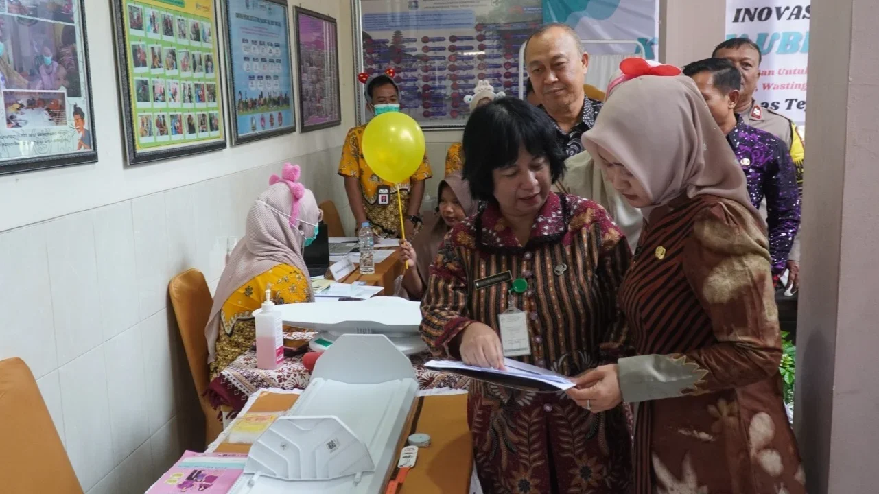 Wakil Wali Kota Tegal, Tazkiyyatul Muthmainnah, membaca tabel buku pemeriksaan balita saat berkunjung ke Puskesmas Tegal Timur, beberapa waktu lalu.