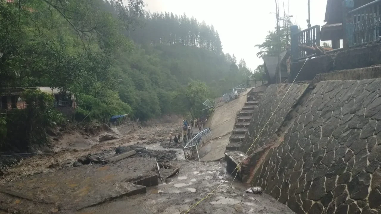 Bangunan di tepi Sungai Gung Desa Guci, Kecamatan Bumijawa, Kabupaten Tegal yang diterjang banjir bandang, Sabtu 24 Januari 2026. 