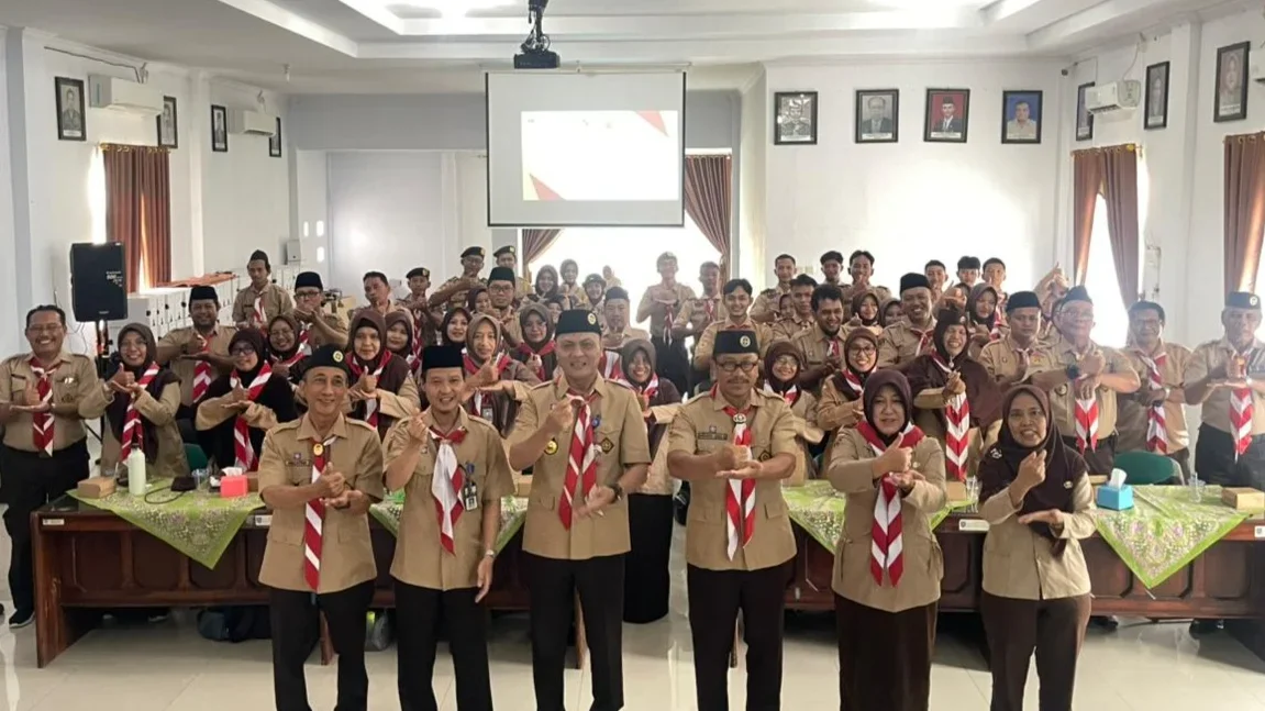 Ketua Kwarcab Pramuka Tegal dr Widodo Joko Mulyono foto bersama Pengurus dan Dewan Saka Kencana usai pengukuhan di DP3AP2KB Kabupaten Tegal, Rabu 21 Januari 2026.