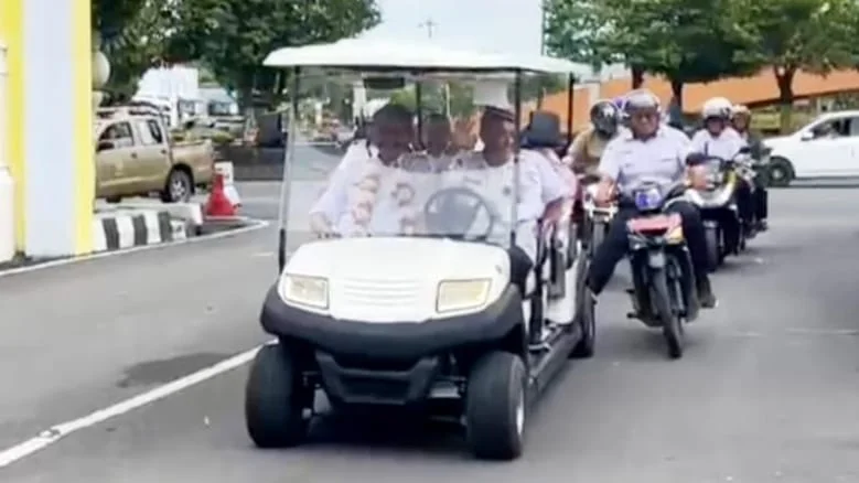 Plt Kepala DPUPR Kota Tegal, Heru Prasetya, mengemudikan buggy car, untuk mengantar Kabid Bina Marga, Setia Budi, yang dipindahtugaskan menjadi Kabag Barjas, Selasa 20 Januari 2026. Foto : Humas DPUPR