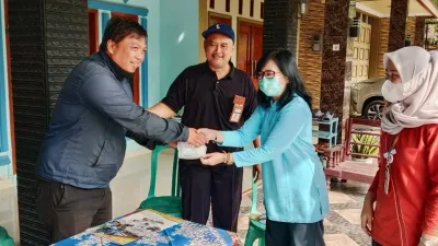 Sumur Warga Tercemar, Kelurahan Kaligangsa Salurkan Kaporit dan Tawas