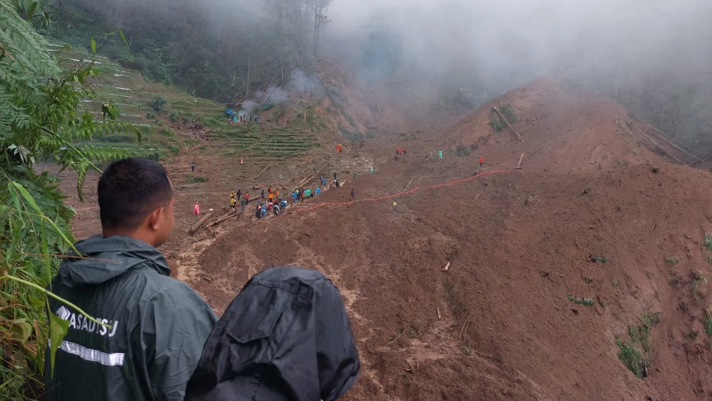 Longsor di Watukumpul Pemalang menimbun bapak dan anak, Hamim (60) dan Aksinudin (40)