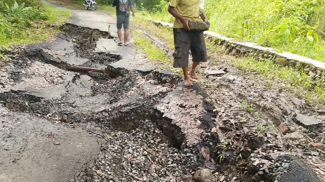 Jalan Cinanas-Pruwatan Brebes Ambles Sepanjang 35 Meter, Kendaraan Kesulitan Lewat
