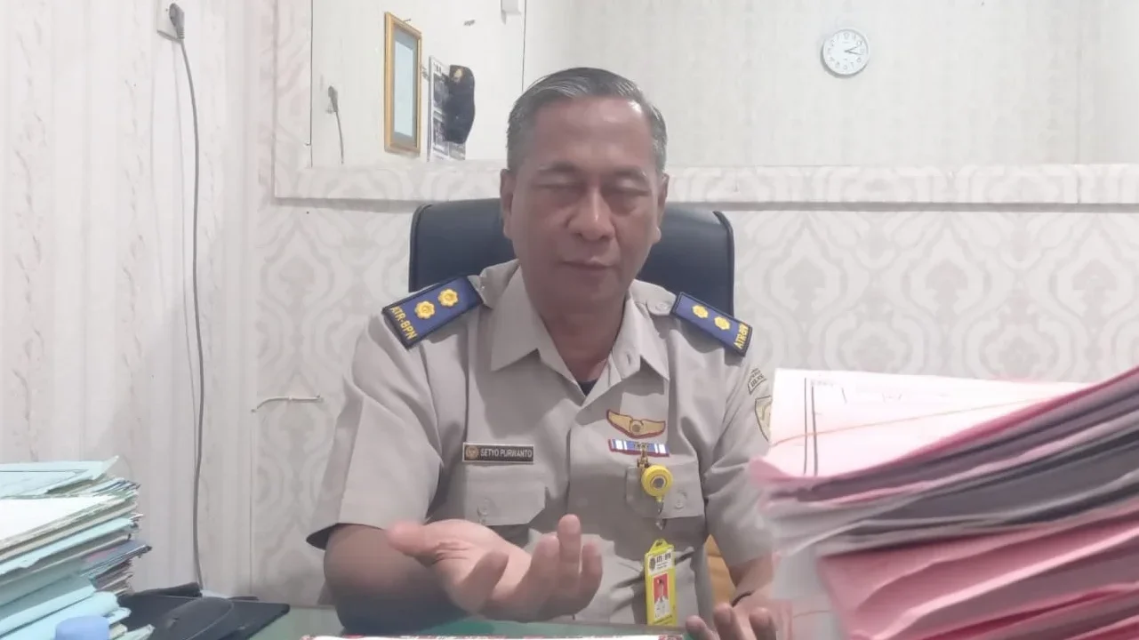 Kasi Penetapan Hak dan Pendaftaran Kantor Pertanahan Kabupaten Tegal Setyo Purwanto menjelaskan target Program Pendaftaran Tanah Sistematis Lengkap (PTSL) tahun 2026 di ruang kerjanya, Selasa,13 Januari 2026.