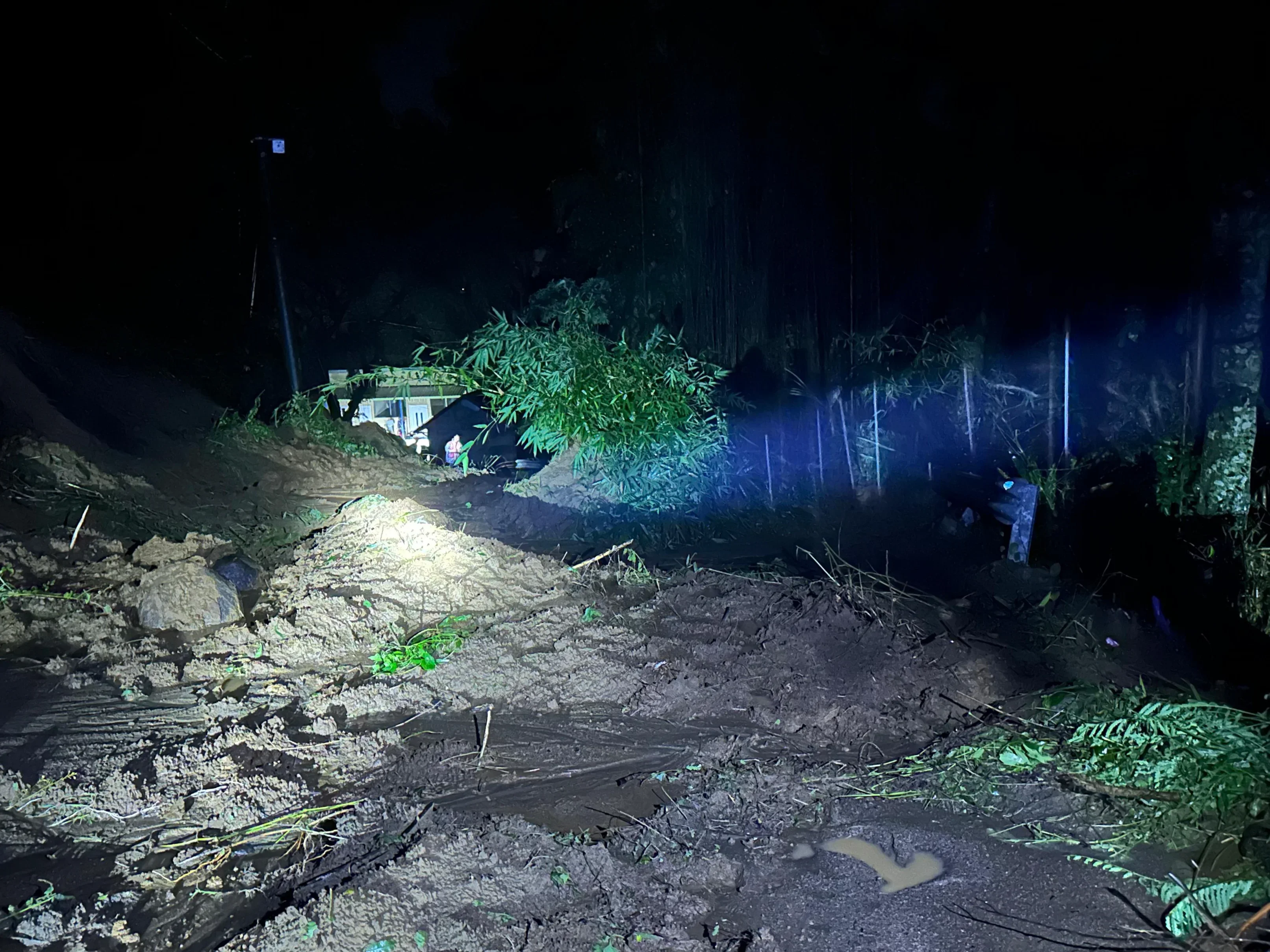 longsor tutup jalan di Watukumpul Pemalang