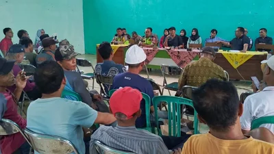 Warga Desa Kalierang, Kecamatan Bumiayu audiensi  dengan pemerintah desa terkait penanganan pascabanjir bandang.
