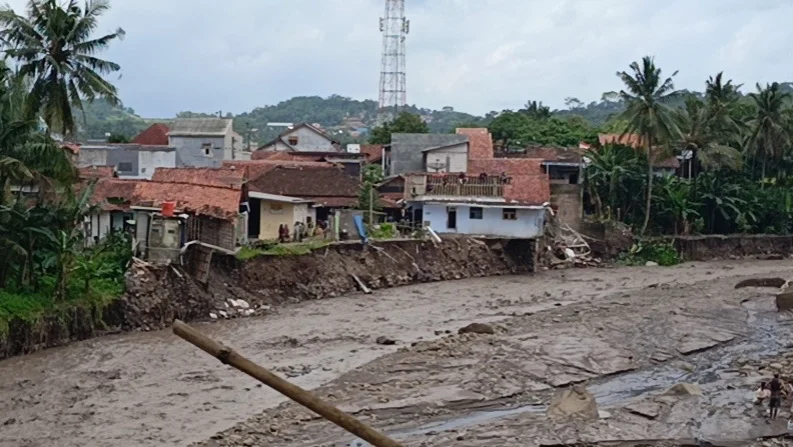 Banjir Sungai Keruh Putuskan Pipa PDAM, Layanan Air Bersih ke 7.600 Pelanggan di Bumiayu Terhenti