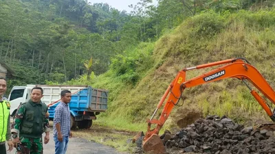 Danramil 12/Watukumpul Kapten Inf Mulyo Hartono, menyaksikan pembukaan lahan Penyiapan Lahan Koperasi Desa/Kelurahan Merah Putih (KDKMP)