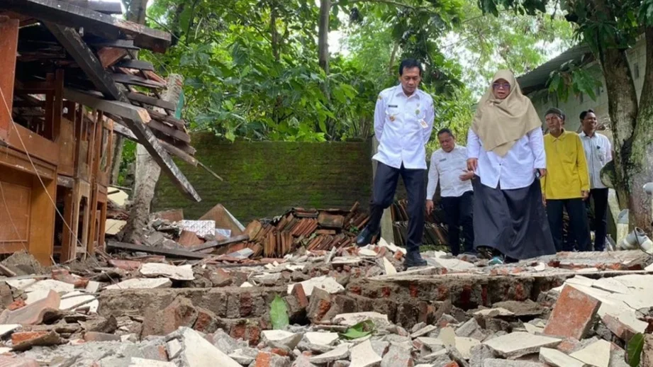 Gedung SLB Ambruk, Wakil Bupati Batang Lakukan Peninjauan