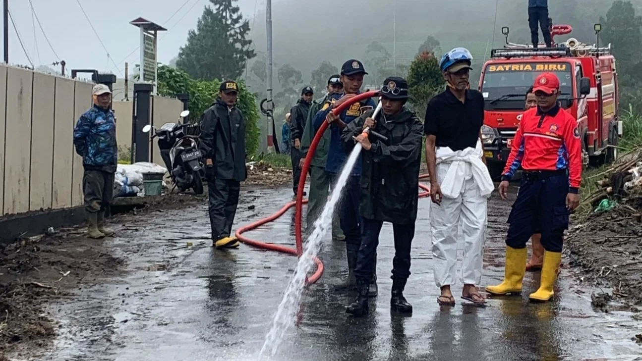Pemulihan Pasca Banjir Bandang Pulosari, Damkar Pemalang Fokus Bersihkan Jalan
