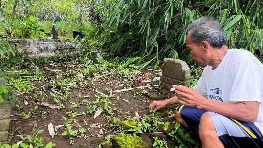 Makam Kuno di Kalisapu Tegal, Mbah Suro Dikoro Hadiningrat dan Mbah Ki Karyadi
