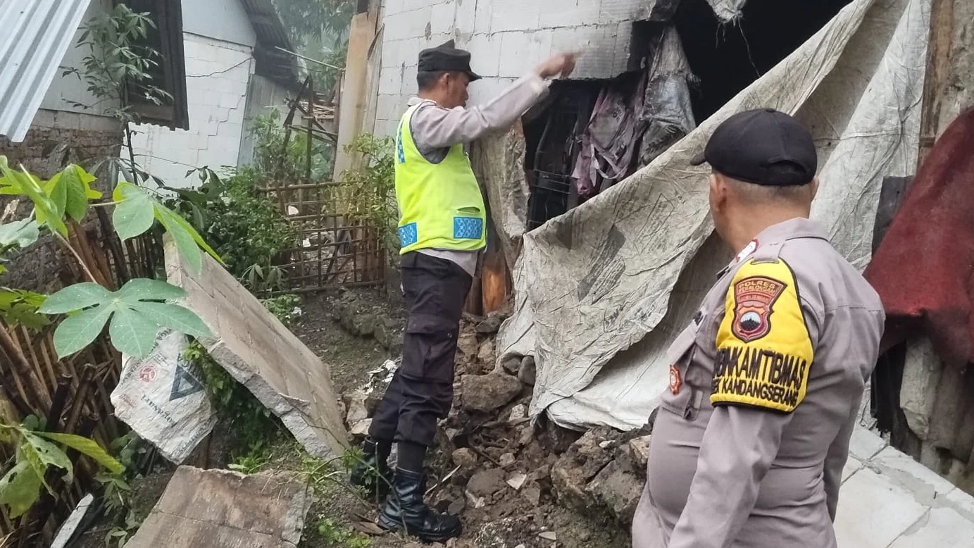 Tanah Bergerak Rawan Longsor di Desa Bubak Pekalongan, Polsek Kandangserang Sisir Lokasi