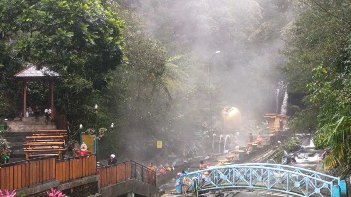 Cuaca Wisata Guci Tegal Hari Ini Minggu 11 Januari 2026, Diguyur Hujan Sejak Pagi dan Petir di Malam Hari