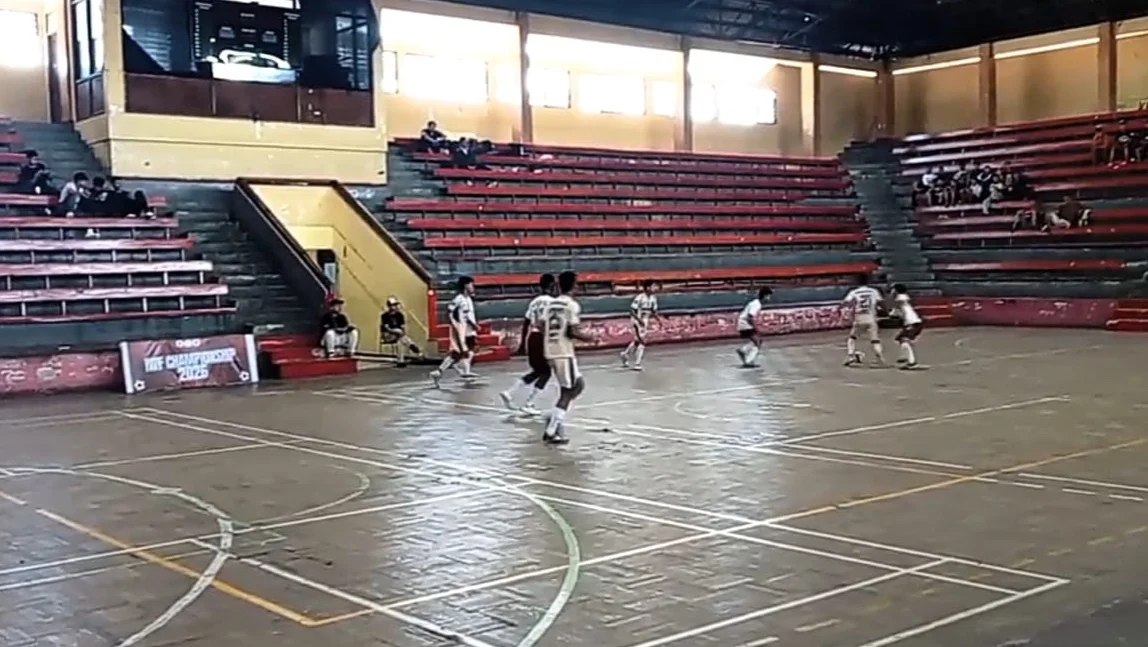 Salah satu pertandingan usai pembukaan Imaken Walisongo Futsal Championship 2026 di GOR Bahurekso Kendal Sabtu 31 januari 2026. edhot