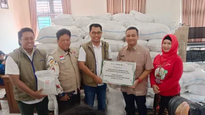 Bapanas–Bulog Salurkan 13,1 Ton Beras untuk Korban Banjir Pekalongan