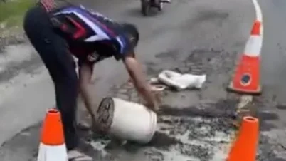 Polisi di Pekalongan Viral Tambal Jalan Berlubang Pakai Uang Pribadi, Aksinya Tuai Pujian Warga