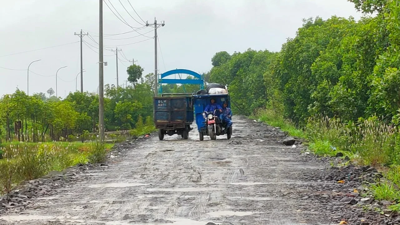 Akses Jalan Rusak ke TPA Bokong Semar, Armada DLH Kota Tegal Kerap Rusak dan Mogok