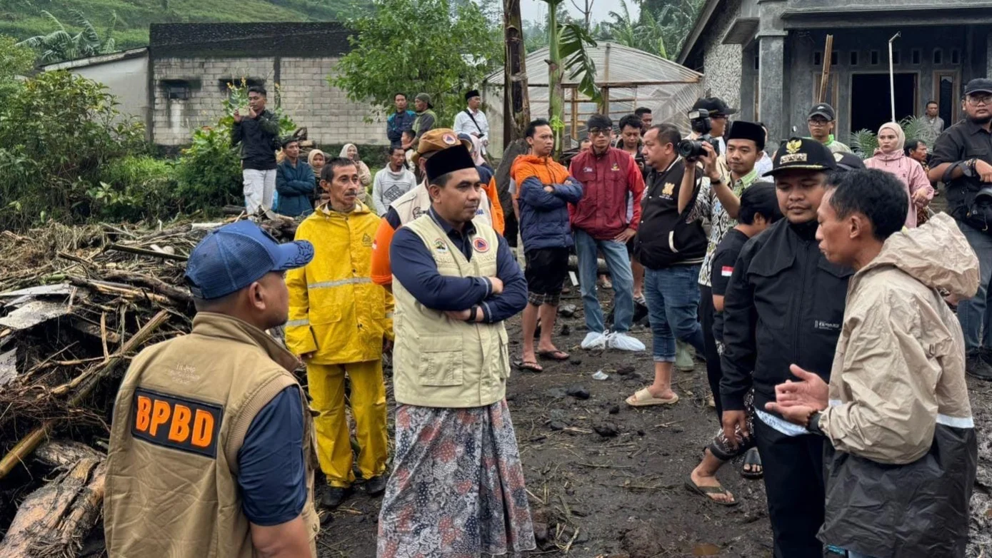 Wakil Gubernur Jateng Sambangi Pengungsi Bencana Banjir Bandang Pemalang