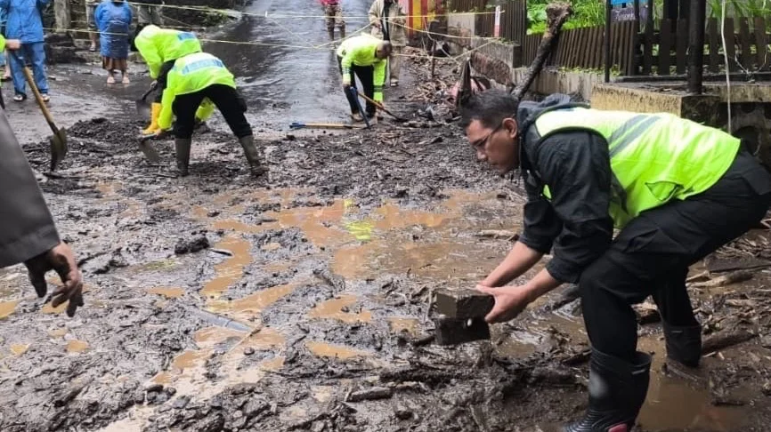 Kapolres Tegal Pimpin Kerja Bakti Pascabanjir di Guci