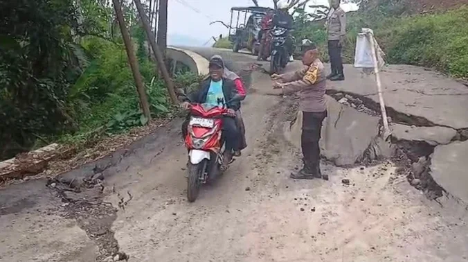 Jalan Batunyana–Danasari di Bojong Tegal Amblas 1 Meter, Kendaraan Roda Empat Dialihkan