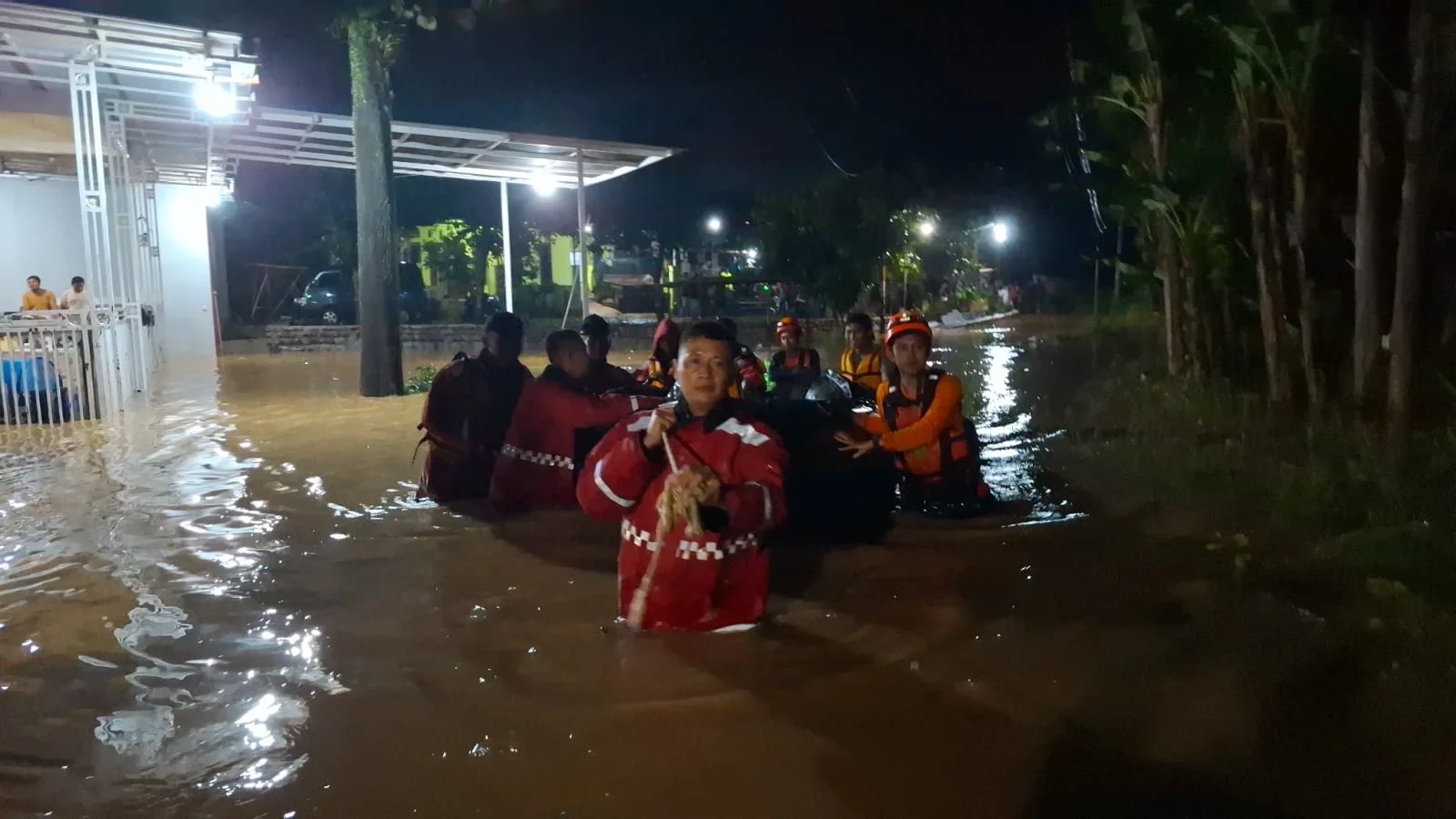 Intensitas Hujan Tinggi, Dua Sungai di Pekalongan Meluap, Tim Gabungan Evakuasi Puluhan Warga
