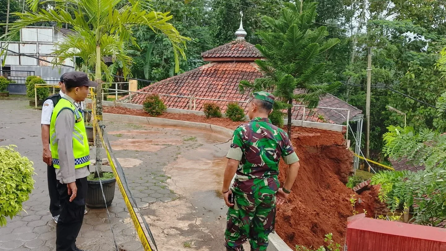 Bangunan Perpustakaan SMPN 1 Talun Pekalongan Longsor