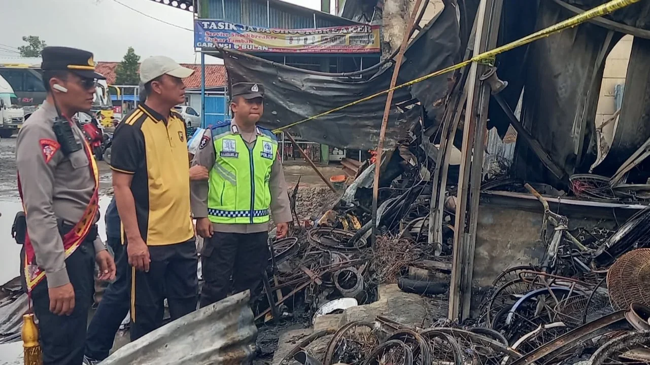17 Lapak Pasar Loak Terminal Adiwerna Ludes Terbakar