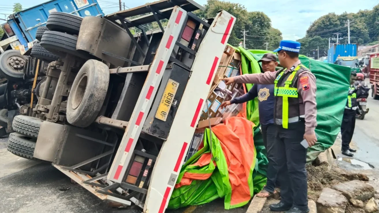 Tiga Kendaraan Terlibat Kecelakaan Beruntun di Jalan Pantura Gringsing Batang