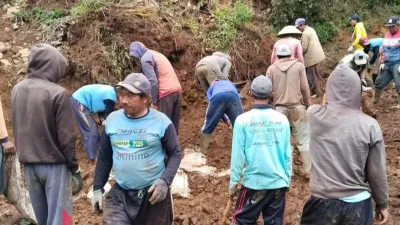 Longsor di Desa Pranten Batang, BPBD dan Warga Bersihkan Material