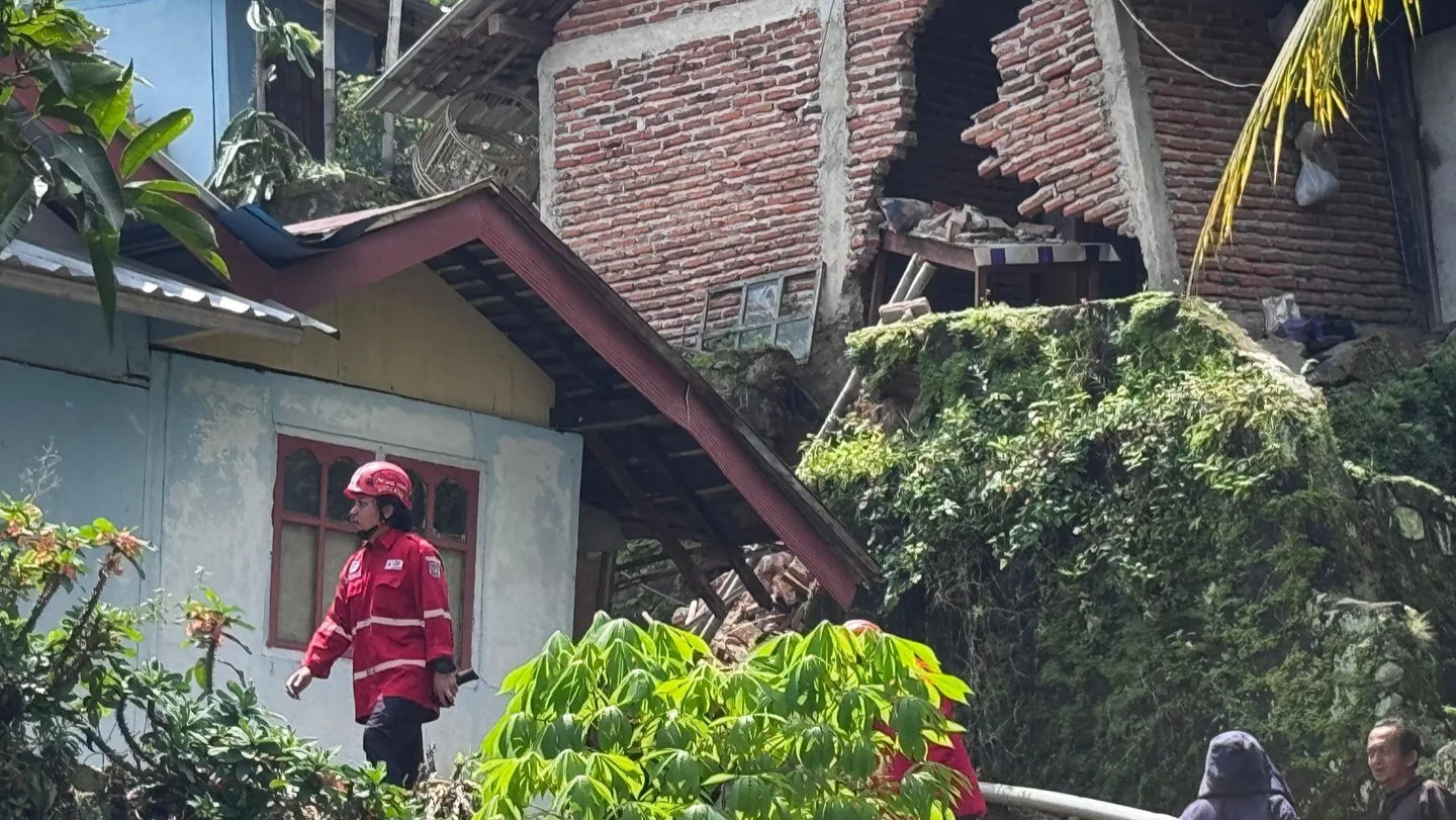 Tanah bergerak di Desa Padasari, Kecamatan Jatinegara, Kabupaten Tegal pada Senin, 2 Februari 2026, mengakibatkan rumah warga dan infrastruktur jalan desa rusak parah. 