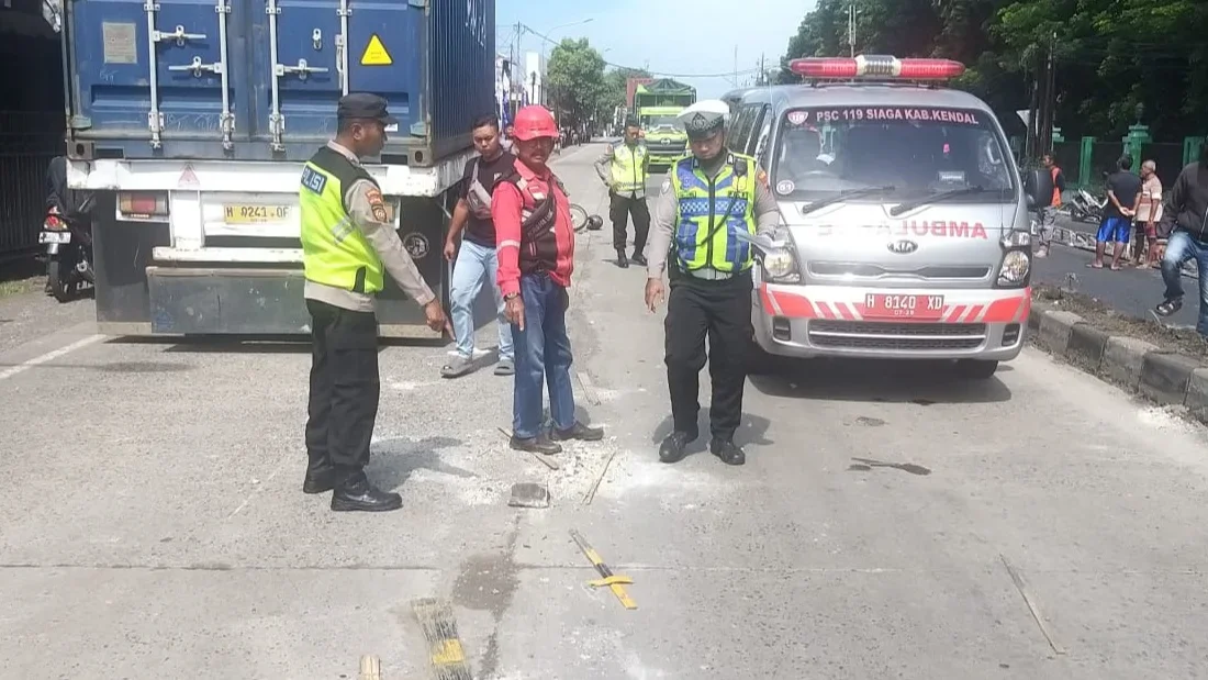 Menyalip di Jalur Kontraflow Perbaikan Jalan Pantura, Pemotor Tewas Dilindas Truk