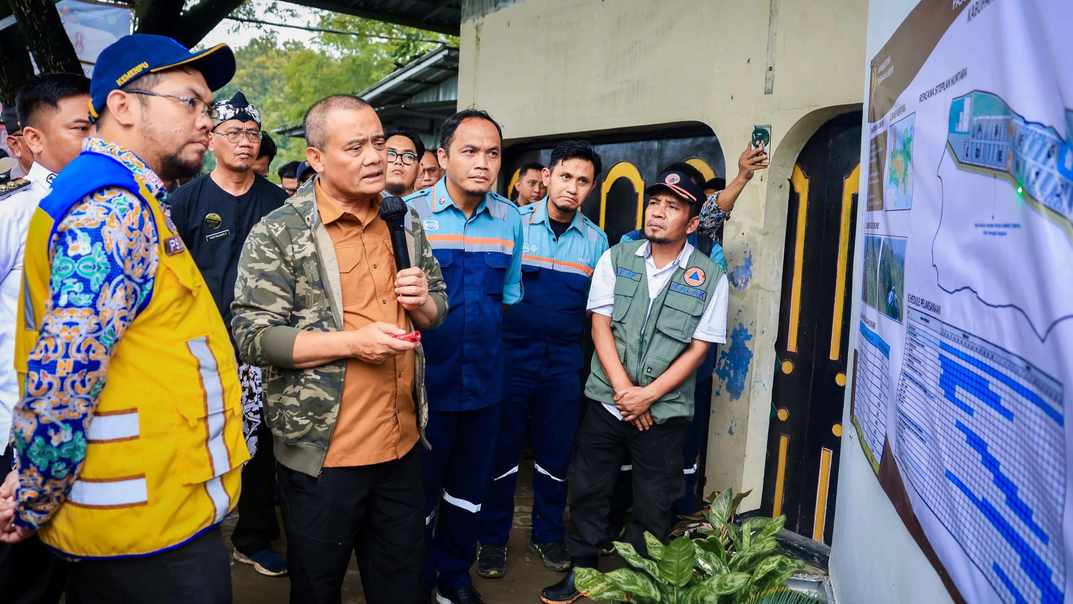 Gubernur Ahmad Luthfi menargetkan hunian sementara bagi korban tanah gerak di Tegal rampung sebelum Lebaran